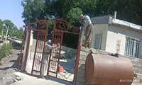 نصب درب ورودی خانه بهداشت روستای ورده با مشارکت اهالی روستا 